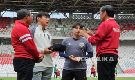 Presiden Joko Widodo berbincang dengan pelatih tim nasional Indonesia U20 Shin Tae-yong di sela latihan di Stadion Utama Gelora Bung Karno (SUGBK), Jakarta, Sabtu (1/4/2023). 