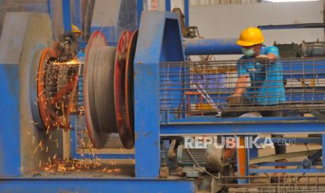 Pekerja PT Waskita Beton Precast Tbk (WSBP) merangkai rangka cetakan spun pile di WSBP Plant Karawang, Karawang, Rabu (17/6).  Anak usaha PT Waskita Karya (Persero), PT Waskita Beton Precast Tbk (WSBP) berkomitmen menerapkan good corporate governance (GCG) atau tata kelola perusahaan yang baik. 