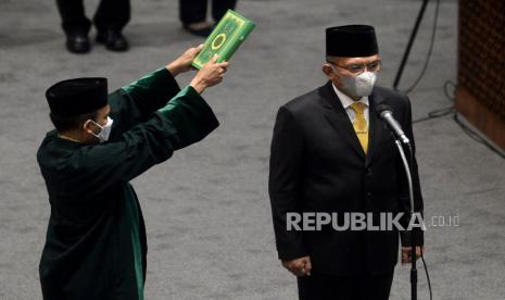 Anggota DPR dari Fraksi Golkar Lodewijk F Paulus mengucapkan sumpah jabatan saat menjalani pelantikan menjadi Wakil Ketua DPR RI dalam Sidang Paripurna di Kompleks Parlemen Senayan, Jakarta, Kamis (30/9). Lodewijk F Paulus resmi menjabat Wakil  Ketua DPR RI usai dilantik menggantikan Azis Syamsuddin yang telah mengundurkan diri karena terjerat dugaan kasus korupsi.Prayogi/Republika