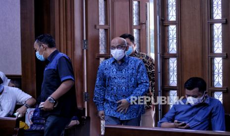 Terdakwa kasus suap pajak Wawan Ridwan memasuki ruang  sidang di Pengadilan Tipikor, Jakarta, Selasa (14/6/2022). Majelis Hakim menjatuhkan hukuman kepada dua mantan Pemeriksa Pajak Direktorat Jenderal Pajak Kementerian Keuangan Wawan Ridwan dengan vonis 9 tahun penjara denda Rp 200 juta subsider 3 bulan kurungan dan Alfred Simanjuntak dengan vonis 8 tahun penjara denda Rp200 juta dan subsider 3 bulan kurungan, karena terbukti menerima suap, gratifikasi, dan melakukan tindak pidana pencucian uang (TPPU). 