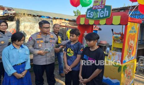 Kapolres Indramayu, AKBP M Fahri Siregar, menyerahkan bantuan gerobak es teh kepada Sopyah, Rabu (5/6/2024). Sopyah merupakan gadis yang menyamar menjadi laki-laki agar bisa diterima kerja sebagai kuli bangunan untuk menghidupi adiknya. 