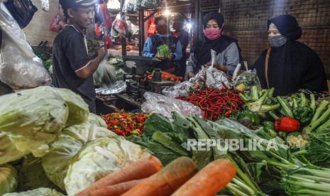 Harga sejumlah bahan kebutuhan pokok di Kabupaten Solok Selatan, Sumatera Barat, mulai mengalami kenaikan. Hal itu karena para pedagang mulai tidak masuk sebagai imbas dari wabah Covid-19.