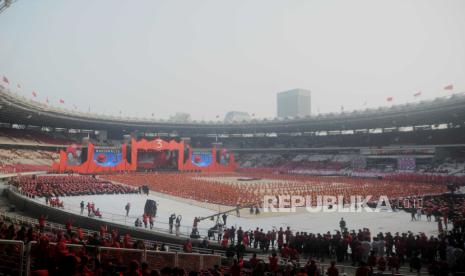 Suasana saat penari tampil pada puncak peringatan Bulan Bung Karno di Stadion Utama Gelora Bung Karno, Jakarta, Sabtu (24/6/2023). 