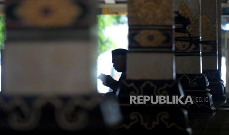 Warga mengikuti Majelis Semaan Al Quran memperingati 277 Tahun Hadeging Nagari Kasultanan Ngayogyakarta Hadiningrat di Masjid Gedhe Kauman, Yogyakarta.