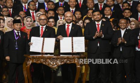 Pendiri HIPMI Abdul Latief (kiri) bersama Menteri Investasi/Kepala BKPM yang juga Ketua Dewan Pembina HIPMI Bahlil Lahadalia (kanan) menyaksikan Ketua Umum HIPMI Akbar Himawan Buchari (tengah), Wakil Ketua Umum HIPMI  Bobby Nasution (kedua kanan), dan Sekjen HIPMI Anggaira (kedua kiri) menunjukan berkas pelantikan Badan Pengurus Pusat Himpunan Pengusaha Muda Indonesia (HIPMI) di Jakarta, Senin (20/2/2023). Sebanyak 239 pengusaha muda dilantik menjadi pengurus pusat HIPMI masa bakti 2022-2025. 