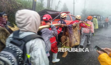 Tim gabungan melakukan evakuasi korban meninggal dunia yang tertimbun longsor di Kabupaten Pekalongan, Jawa Tengah, Senin (21/1)