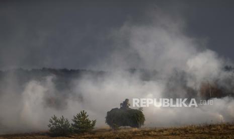 Prajurit Brigade Infanteri Mekanik ke-41 Bundeswehr Jerman ambil bagian dalam latihan militer di tempat latihan Gaiziunai sekitar 130 km (80 mil) barat ibu kota Vilnius, Lituania, Sabtu, 8 Oktober 2022. Peningkatan kewaspadaan Jerman di Lituania adalah perjanjian bilateral antara Lithuania dan Jerman, menyusul keputusan NATO yang diambil setelah Rusia memulai perang di Ukraina. Sebagai bagian dari implementasi keputusan KTT NATO Madrid tentang penguatan pencegahan dan pertahanan di bagian timur Aliansi, Elemen Komando Brigade Maju ke-41 Jerman dikerahkan di Rukla pada awal September tahun ini.