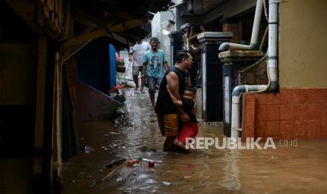 Warga membersihkan endapan lumpur di rumahnya yang terendam banjir di Jalan Kemuning Dalam 4, Pejaten Timur, Pasar Minggu, Jakarta Selatan, Sabtu (25/5/2024). Sebanyak sekitar 18 rumah terendam banjir sejak dini hari sekitar pukul 02.00 WIB yang diduga akibat luapan sungai Ciliwung. Saat ini banjir di lokasi tersebut berangsur surut dari sebelumnya ketinggian air mencapai 2,6 meter, kini tinggal sekitar  45 centimeter.