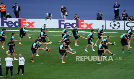  Pemain Inter Milan mengikuti latihan di Stadion Ataturk Olympic, Istanbul, Turki, Jumat (9/6/2023). Inter Milan bakal berduel dengan Manchester City di final Liga Champions pada Ahad (11/6/2023) dini hari WIB. 