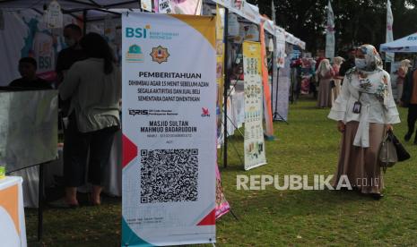 Pengunjung mendatangi Festival  Gema Ramadhan Bank Syariah Indonesia (BSI) di halaman Masjid Agung, Palembang, Sumatera Selatan, Jumat (8/4/2022). 