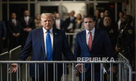 Mantan Presiden AS dan calon presiden dari Partai Republik Donald Trump (kiri) berbicara kepada media di samping pengacaranya Todd Blanche saat ia tiba untuk menghadiri persidangannya. 