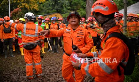 Tim SAR gabungan melakukan persiapan sebelum  mengevakuasi korban tertimbun longsor gempa bumi di Warung Sate Sinta, Cugenang, Kabupaten Cianjur, Jawa Barat, Sabtu (26/11/2022). Berdasarkan data Badan Nasional Penanggulangan Bencana (BNPB) pada Jumat (25/11/2022) korban jiwa bertambah 17 jenazah dengan jumlah total 310 korban jiwa. Republika/Thoudy Badai