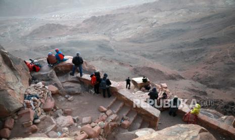 74 Negara Bisa Peroleh Visa E-Turis ke Mesir. Wisatawan menyaksikan matahari terbit di luar gereja di puncak Gunung Moses, kota Saint Catherine, Sinai Selatan, Mesir, 20 Maret 2021 (dikeluarkan 22 Maret 2021). 