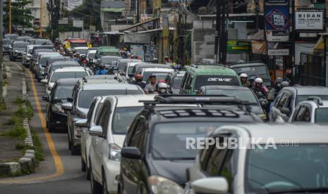 Kepadatan kendaraan di Cileunyi, Kabupaten Bandung, Jawa Barat, Ahad (1/1/2023). Wakapolri Komjen Pol Gatot Eddy Pramono memprediksi puncak arus liburan balik Natal 2022 dan Tahun Baru 2023 akan terjadi pada hari ini (1/1/2023) sore hingga malam hari. 