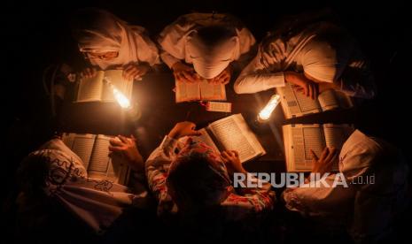 Santri pondok pesantren Baitul Mustofa mengaji dengan penerangan lampu minyak saat pengajian Tadarus Al Quran di lapangan terbuka Mojosongo, Solo, Jawa Tengah, Senin (27/5). Pemerintah menggelontorkan Rp 2,5 triliun untuk bantuan operasional dan pembelajaran secara daring bagi pesantren serta pendidikan keagamaan Islam non formal lainnya. 