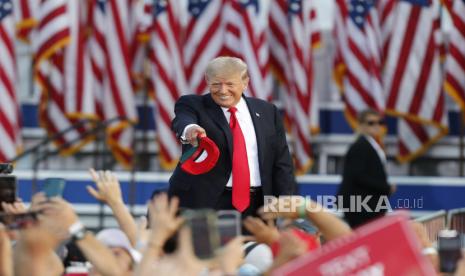 Mantan Presiden AS Donald Trump berbicara kepada para pendukungnya selama rapat umum di Lorain County Fairgrounds di Wellington, Ohio, AS, 26 Juni 2021.