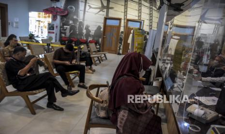 Menag Tunggu Konfirmasi Syarat Vaksinasi Meningitis Bagi Jamaah Umroh. Foto:   Warga menunggu giliran untuk menjalani penyuntikan vaksin meningitis di Kantor Kesehatan Pelabuhan (KKP) Kelas II Bandung, Jalan Cikapayang, Kota Bandung, Kamis (29/9/2022). Kantor Kesehatan Pelabuhan (KKP) Kelas II Bandung menyediakan sebanyak 100 hingga 400 dosis vaksin meningitis per hari yang diprioritaskan bagi jemaah umrah yang berangkat pada 10-31 Oktober 2022. Republika/Abdan Syakura