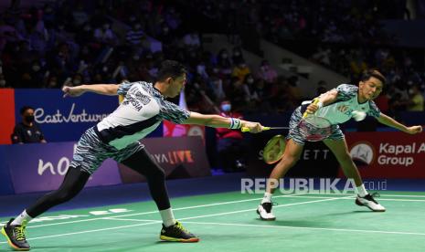 Pebulu tangkis ganda putra Indonesia Muhammad Rian Ardianto (kiri) dan Fajar Alfian memukul kok ke arah ganda putra Malaysia Goh Sze Fei/Nur Izzuddin dalam babak 32 besar Indonesia Open 2022 di Istora Senayan, Jakarta, Rabu (15/6/2022). Fajar Alfian dan Muhammad Rian Ardianto berhasil melangkah ke babak selanjutnya setelah menang 21-19, 21-14. 