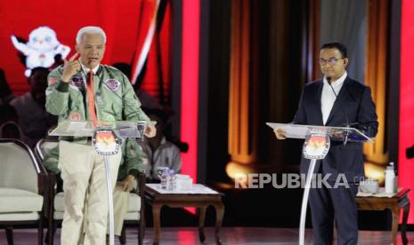 Capres nomor urut 3 Ganjar Pranowo (kiri) beradu gagasan dengan capres nomor urut 1 Anies Baswedan dan capres nomor urut 2 Prabowo Subianto saat debat capres di Istora Senayan, Jakarta, Ahad (7/1/2024). Debat ketiga Pilpres 2024 yang diikuti oleh ketiga kandidat calon presiden tersebut bertema pertahanan, keamanan, geopolitik, hubungan internasional dan politik luar negeri.