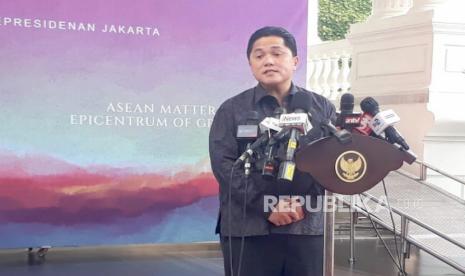 Menteri BUMN sekaligus Ketua Umum PSSI Erick Thohir saat memberikan keterangan pers usai menghadiri penyampaian Laporan Hasil Pemeriksaan Atas Laporan Keuangan Pemerintah Pusat Tahun 2022, di Istana Negara, Jakarta, Senin (26/6/2023). 