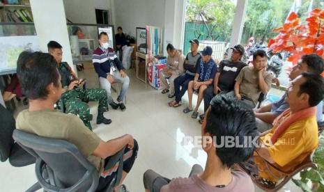 Puluhan warga Suropati Residance, Desa Srimukti, Tambun Utara, Kabupaten Bekasi menggelar akasi damai di kantor pengembang perumahan tersebut, Jumat (26/2/2023). Aksi damai ini dilakukan untuk meminta pengembang membangun sumur resepan atau danau sebagai penampung air ketika hujan.  