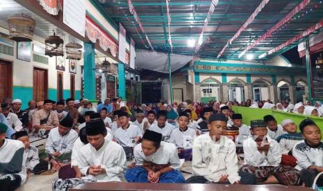 FPP Kabupaten Indramayu mengajak seluruh ponpes yang ada di Kabupaten Indramayu untuk menggelar doa bersama pada Rabu (5/7/2023) malam ini, untuk mendoakan agar kepolisian diberi kekuatan dalam menangani kasus Al-Zaytun. Doa bersama itu seperti yang dilakukan di Ponpes Uniq Al-Ikromiyyah, Desa Parean Girang, Kecamatan Kandanghaur, Kabupaten Indramayu. 