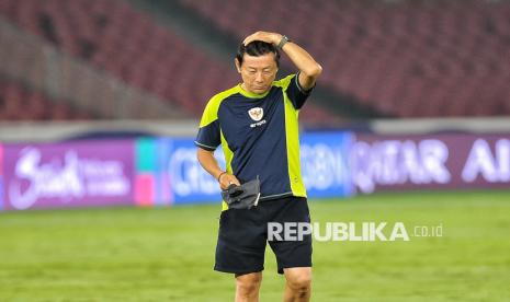 Pelatih Timnas Indonesia Shin Tae-yong  memimpin sesi latihan resmi di Stadion Utama Gelora Bung Karno, Senayan, Jakarta, Kamis (14/11/2024). Sesi latihan resmi tersebut digelar dalam rangka mempersiapkan laga melawan Jepang pada laga babak ketiga Kualifikasi Piala Dunia 2026 Grup C pada Jumat (15/11) besok.