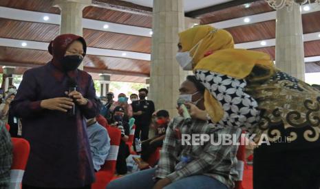 Menteri Sosial Tri Rismaharini (kiri) berdialog dengan penerima bantuan saat meninjau penyaluran bansos di Pendopo Indramayu, Jawa Barat, Selasa (23/11/2021). Kemensos menyalurkan bantuan kepada Pemerlu Pelayanan Kesejahteraan Sosial (PPKS) berupa Atensi, PKH, Sembako dan bantuan Rutilahu di daerah tersebut. 