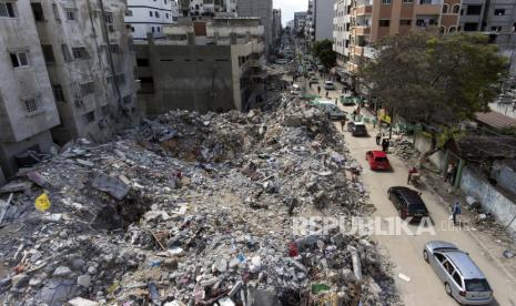 Foto drone dari bangunan yang hancur di mana beberapa orang tewas setelah mereka dihantam minggu lalu oleh serangan udara Israel, di Kota Gaza, Sabtu, 22 Mei 2021.