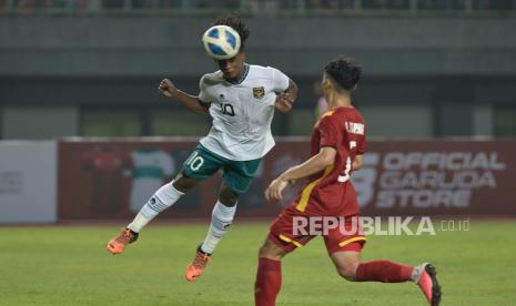 Penyerang Timnas Indonesia U19 Ronaldo Kwateh melakukan sundulan ke arah gawang Vietnam dalam pertandingan Piala AFF U19 di Stadion Patriot Candrabhaga, Bekasi, Jawa Barat, Sabtu (2/7/2022).