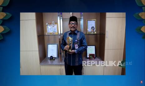 Direktur Utama Bank Nagari Muhammad Irsyad memberikan sambutan dalam acara Anugerah Syariah Republika (ASR) 2021 yang diselenggarakan secara daring di Jakarta, Rabu (8/12).Prayogi/Republika. Produk digital Bank Nagari mengalami pertumbuhan yang signifikan di 2021 baik dari segi user, frekuensi transaksi, dan nominal transaksi.