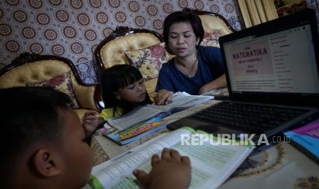 Siswa mengerjakan tugas didampingi ibunya di rumah. Ilustrasi