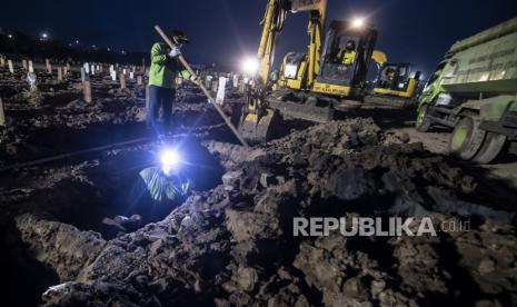 Petugas pemakaman menggali kubur untuk jenazah dengan protokol COVID-19 di TPU Rorotan, Cilincing, Jakarta, Minggu (4/7/2021). Jumlah kematian akibat COVID-19 per hari Minggu (4/7/2021) mencapai 555 kasus, yang menjadi rekor tertinggi sejak kasus pertama COVID-19 di Indonesia diumumkan Presiden Joko Widodo pada awal Maret 2020.  