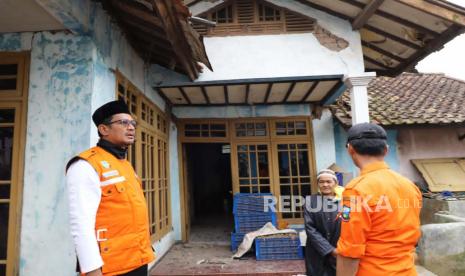 Wabup Garut, Helmi Budiman, meninjau rumah warga yang terdampak gempa bumi di Kecamatan Pasirwangi, Kabupaten Garut, Sabtu (4/2/2023).