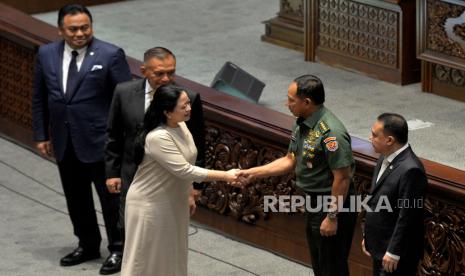 Calon Panglima TNI Jenderal TNI Agus Subiyanto bersalaman dengan Ketua DPR Puan Maharani saat Rapat Paripurna Ke-9 Masa Persidangan II Tahun Sidang 2023-2024 di Kompleks Parlemen, Senayan, Jakarta, Selasa (21/11/2023). DPR menyepakati penetapan Jenderal TNI Agus Subiyanto sebagai Panglima TNI untuk menggantikan Laksamana TNI Yudo Margono yang akan memasuki masa pensiun. 