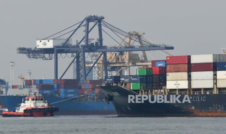 Sebuah kapal bermuatan peti kemas melakukan peran pemanduan oleh kapal tunda saat akan bersandar di Pelabuhan Jakarta International Container Terminal (JICT), Tanjung Priok, Jakarta, Rabu (24/6/2020). Menurut Menteri Perdagangan Agus Suparmanto kinerja ekspor impor berjalan dengan cukup baik, ditandai dengan neraca perdagangan Indonesia yang mencatatkan surplus sebesar USD4,3 miliar kumulatif dari periode Januari-Mei 2020. 