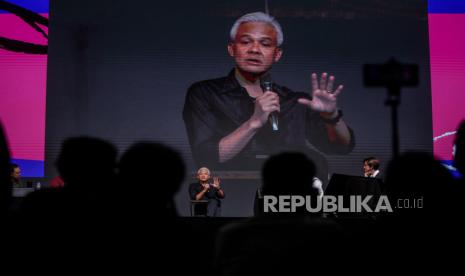 Bakal Calon Presiden dari PDI Perjuangan Ganjar Pranowo menyampaikan paparan pada acara IdeaFest 2023 di Jakarta Convention Center, Sabtu (30/9/2023). IdeaFest 2023 yang merupakan festival berbagi pengalaman dan ide kreatif tersebut mengusung tema Lead The Leap. Pada kesempatan tersebut Ganjar Pranowo dan Anies Baswedan berdiskusi dengan anak muda untuk membahas isu-isu terkini seperti isu lingkungan, pekerjaan, hingga kesehatan mental.