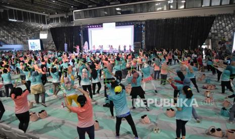 Kegiatan pound fit 1.000 komunitas hijabers di tiga kota untuk memecahkan rekor Museum Rekor Dunia Indonesia (MURI) dalam perayaan World Hijab Day 2023 di GBK, Jakarta Pusat, Ahad (5/2/2023).