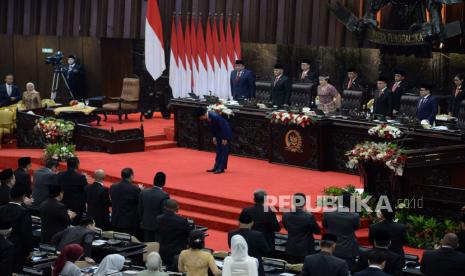 Presiden Joko Widodo memberi salam usai menyampaikan pidato dalam rangka penyampaian pengantar/keterangan keterangan pemerintah atas Rancangan Undang-Undang tentang APBN tahun anggaran 2024 beserta nota keuangannya dan dokumen pendukungnya pada sidang Paripurna DPR pembukaan masa persidangan I DPR tahun sidang 2023-2024 di Gedung Nusantara, Kompleks Parlemen, Senayan, Jakarta, Rabu (16/8/2023). Adapun agenda sidang paripurna tersebut yaitu Pidato Ketua DPR dalam rangka pembukaan masa persidangan I tahun sidang 2023-2024 dan Pidato Presiden pada penyampaian keterangan pemerintah atas Rancangan Undang-Undang tentang APBN tahun anggaran 2024 beserta nota keuangannya dan dokumen pendukungnya. 