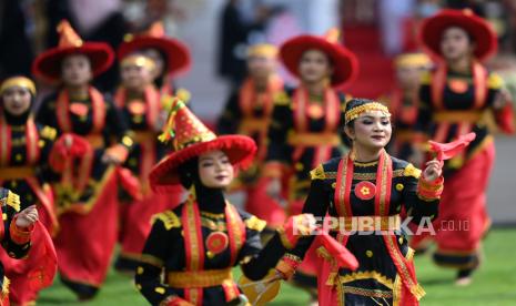 Penari membawakan tarian Lumense dari Sulawesi Tenggara sebelum Upacara Peringatan Detik-Detik Proklamasi Kemerdekaan ke-77 Republik Indonesia di Istana Merdeka, Jakarta, Rabu (17/8/2022). HUT ke-77 RI tersebut mengangkat tema Pulih Lebih Cepat, Bangkit Lebih Kuat. 