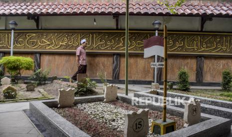 Petugas beraktivitas di area komplek pemakaman di Pondok Pesantren Tebuireng Jombang, Jalan Irian Jaya, Kecamatan Ciwek, Kabupaten Jombang, Jawa Timur, Rabu (26/10/2022). Bersamaan dengan momen Hari Santri 2022, kawasan wisata religi ziarah makam Pendiri Nahdlatul Ulama KH Hasyim Asyari dan Presiden keempat KH Abdurrahman Wahid ramai dikunjungi peziarah serta wisatawan dari berbagai daerah. Republika/Abdan Syakura