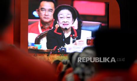 Ketua Umum PDI Perjuangan Megawati Soekarnoputri berpidato pada penutupan Rakenrnas IV PDIP di JIExpo Kemayoran, Jakarta, Ahad (1/10/2023). Rakernas IV PDIP menghasilkan sembilan poin rekomendasi eksternal tentang kedaulatan pangan dan delapan rekomendasi eksternal tentang pemenangan pemilu. 