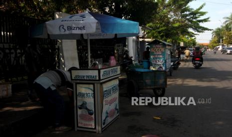 Luhut Minta Vaksinasi dan Bansos Diberi Langsung ke Warga. Suasana Pedagang kaki lima (PKL) sepi pembeli di pinggir Jalan RA Kartini, Tegal, Jawa Tengah, Kamis (8/7/2021). Menurut para PKL sejak diberlakukannya PPKM Darurat dan adanya penutupan sejumlah jalan protokol berdampak omset penjualan makanan dan minuman menurun drastis hingga 70 persen. 