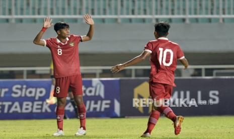 Pemain timnas Indonesia U17 Arkhan Kaka Putra melakukan selebrasi seusai mencetak gol ke gawang Guam pada pertandingan babak kualifikasi Piala AFC U17 di Stadion Pakansari, Cibinong, Jawa Barat, Senin (3/10/2022) malam. Pada pertandingan itu Indonesia menang dengan skor 14-0.