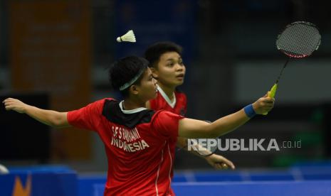 Pebulu tangkis ganda putri Indonesia Siti Fadia Silva Ramadhanti (kiri) dan Apriyani Rahayu (kanan) gagal mengembalikan kok ke arah lawannya pebulu tangkis ganda putri Thailand pada final bulu tangkis beregu putri SEA Games 2021 Vietnam di Bac Giang Gymnasium, Vietnam, Rabu (18/5/2022). Tim bulu tangkis beregu putri Indonesia meraih medali perak setelah kalah dari Thailand dengan skor 0-3. 