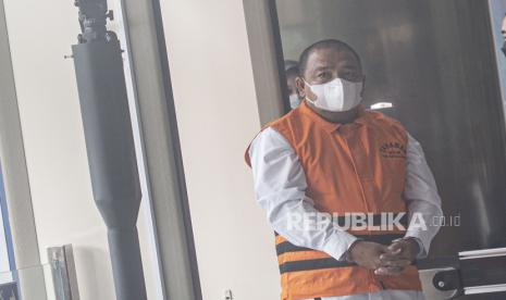 Bupati Langkat nonaktif Terbit Rencana Perangin Angin bersiap menjalani pemeriksaan di Gedung Merah Putih KPK, Jakarta, Kamis (17/2/2022). KPK melakukan pemeriksaan lanjutan terhadap Terbit Rencana Perangin Angin menjalani pemeriksaan lanjutan terkait kasus dugaan suap dalam pekerjaan pengadaan barang dan jasa tahun 2020 sampai 2022 di Kabupaten Langkat, Sumatera Utara. 