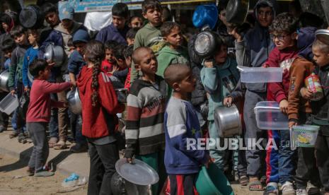 Anak-anak pengungsi Palestina antre untuk menerima makanan yang disediakan oleh relawan di kota Deir Al Balah, Jalur Gaza Selatan, Sabtu (24/2/2024). Sebanyak 1,9 juta orang telah mengungsi di Gaza akibat konflik berkepanjangan. Badan Bantuan dan Pekerjaan PBB untuk Pengungsi Palestina (UNRWA) menyatakan sebagian besar warga sipil di Gaza sangat membutuhkan bantuan kemanusiaan.