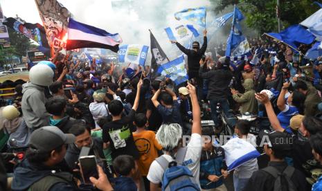 Bobotoh Persib Bandung, menyambut tim Persib, di depan Gedung Sate, Kota Bandung, Sabtu (1/6/2024). Dalam acara tersebut tim Persib disambut Pj Gubernur Jawa Barat Bey Machmudin, pengurus Persib dan sejumlah pejabat atas kemenanggannya meraih juara Liga Championship Series Liga 1 2023-2024.