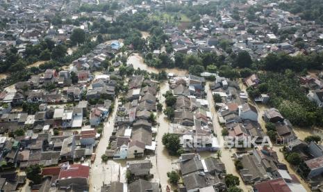 Foto udara banjir yang merendam perumahan Villa Jatirasa, Bekasi, akibat luapan kali Cikeas (ilustrasi)