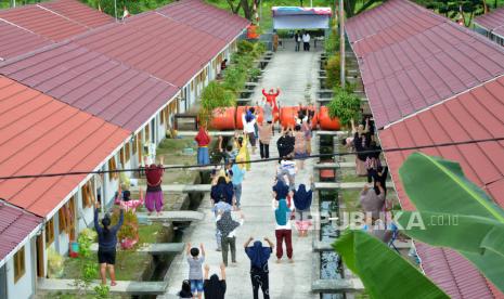 Seorang nakes memandu pasien COVID-19 untuk senam sore di tempat isolasi Perumahan Nelayan, Padang, Sumatera Barat, Selasa (3/8/2021). Fasilitas isolasi pasien COVID-19 terpusat dikelola Pemkot Padang tersebut memiliki jumlah pasien masuk yang terus meningkat sejak bulan Mei 2021, dengan data terakhir pada Juli sebanyak 537 pasien. 